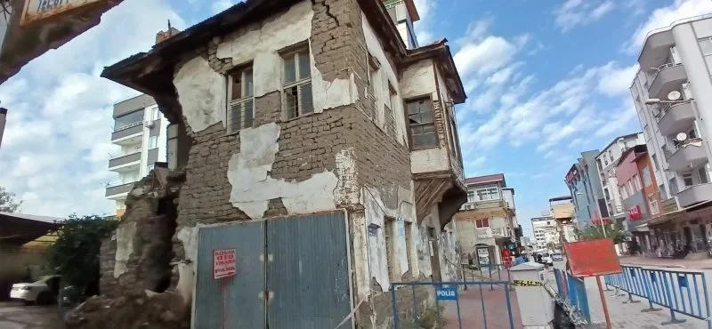 Osmaniye’de Tarihi Konak Yıkılma Tehlikesinde