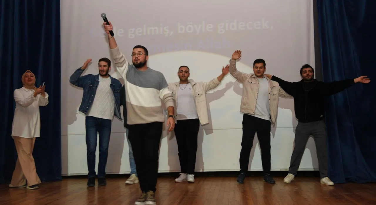 Ökü’de Karaoke Coşkusu: Sınav Öncesi Stres Attılar