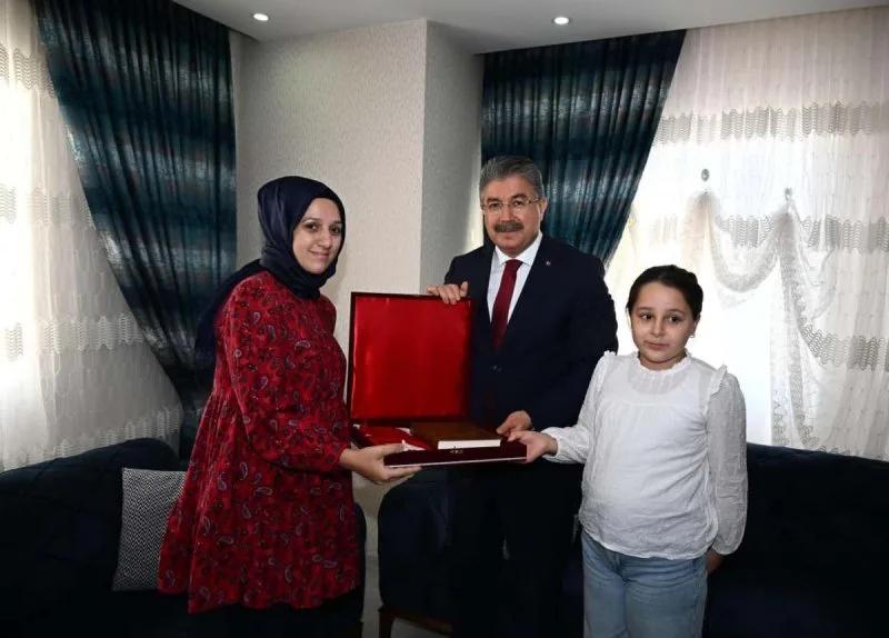 Osmaniye Valisi Erdinç Yılmaz’dan Şehit Ailelerine Ziyaret Osmaniye Valisi Erdinç Yılmaz’dan Şehit Ailelerine Ziyaret