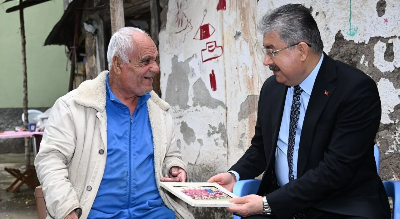 Vali Yılmaz’dan Niyazi Özdemir’e Anlamlı Ziyaret Vali Yılmaz’dan Niyazi Özdemir’e Anlamlı Ziyaret