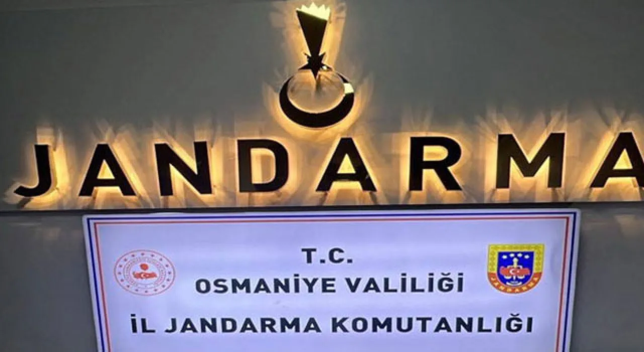 Osmaniye’de 19 Yıl Ceza Alan Dolandırıcı Yakalandı Osmaniye İl Jandarma Komutanlığı Ekipleri, Uzun Süredir Aranan Bir Hükümlüyü Saklandığı Yerde Yakalayarak Önemli Bir Operasyona Imza Attı. Merkez Ilçeye Bağlı Hemite Köyü'Nde Gerçekleştirilen Çalışma Sonucunda, Bilişim Sistemlerini Ve Banka/Kredi Kurumlarını Kullanarak Dolandırıcılık Yaptığı Gerekçesiyle Hakkında 19 Yıl 7 Ay Kesinleşmiş Hapis Cezası Bulunan S.ö. (32) Isimli Şahıs Kıskıvrak Ele Geçirildi. Jandarma Ekipleri, Şahsın Kimlik Doğrulama Işlemlerinin Ardından Gözaltına Alındığını Ve Adli Sürecin Hızlı Şekilde Tamamlandığını Açıkladı. S.ö., Işlemlerinin Ardından Cezaevine Teslim Edildi. Yetkililer, Bilişim Suçları Başta Olmak Üzere Her Türlü Suçla Mücadelenin Kararlılıkla Sürdüğünü Belirterek, “Hiçbir Suçluya Geçit Vermeyeceğiz” Mesajını Paylaştı. Güvenlik Güçlerinin Bu Operasyonu, Vatandaşların Dolandırıcılık Girişimlerine Karşı Daha Dikkatli Olmaları Gerektiği Yönünde Önemli Bir Hatırlatma Niteliği Taşıdı.
