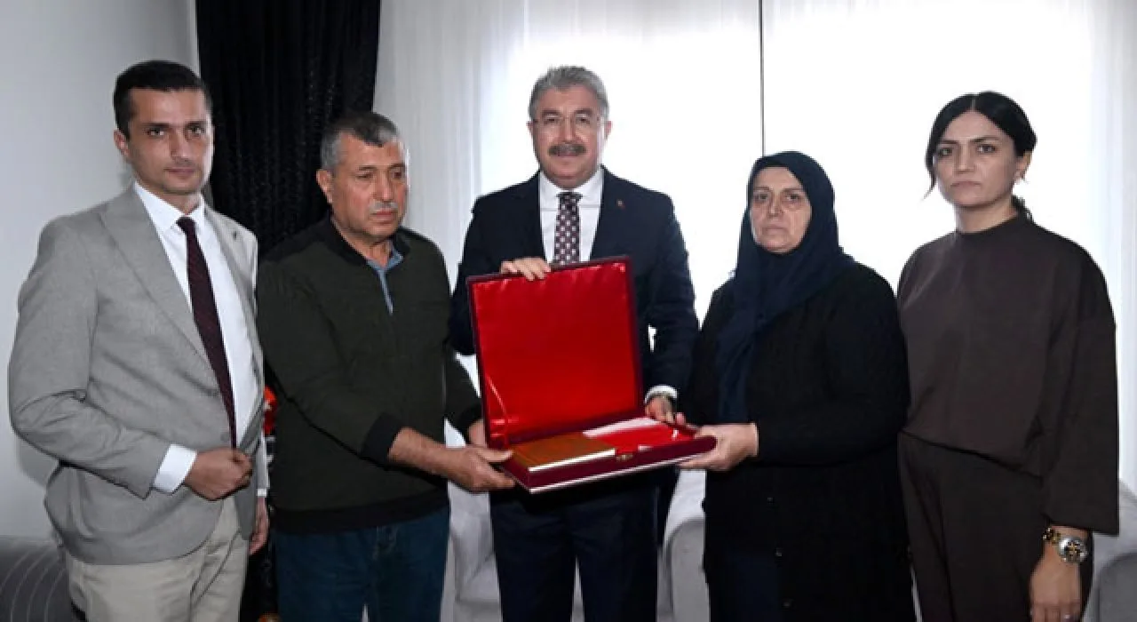 Vali Erdinç Yılmaz, Şehit Mehmet Burak Demirci’nin Ailesini Ziyaret Etti Vali Erdinç Yılmaz, Şehit Mehmet Burak Demirci’nin Ailesini Ziyaret Etti