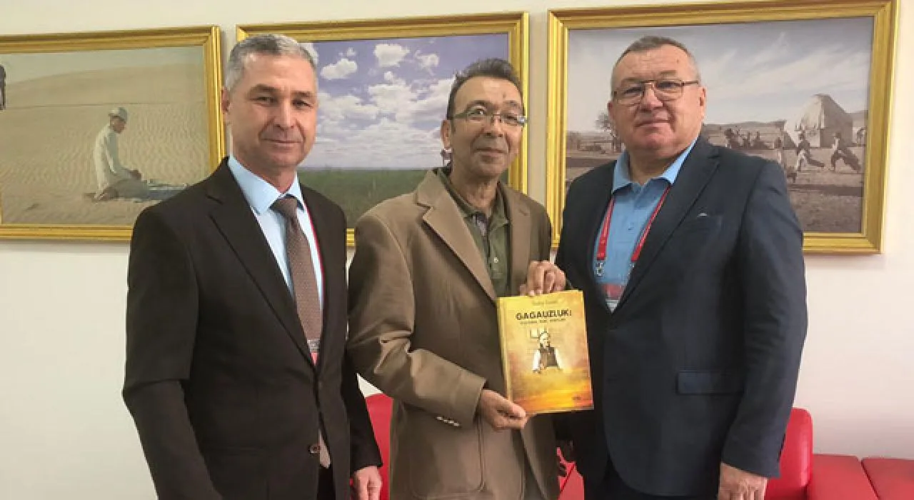 Dr. Todur Zanet’ten Korkut Ata Üniversitesi’ne Kitap Bağışı Dr. Todur Zanet’ten Korkut Ata Üniversitesi’ne Kitap Bağışı