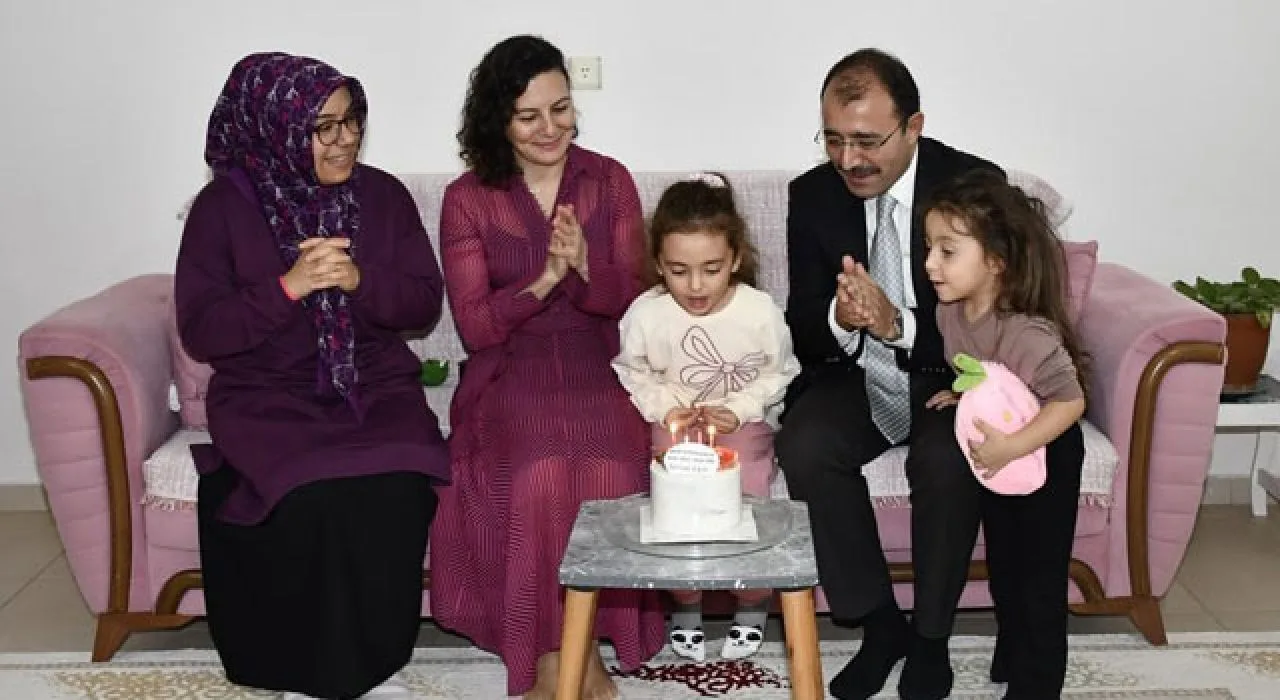 Kadirli Kaymakamı Dolu’dan Minik Öğrenciye Doğum Günü Sürprizi Kadirli Kaymakamı Dolu’dan Minik Öğrenciye Doğum Günü Sürprizi