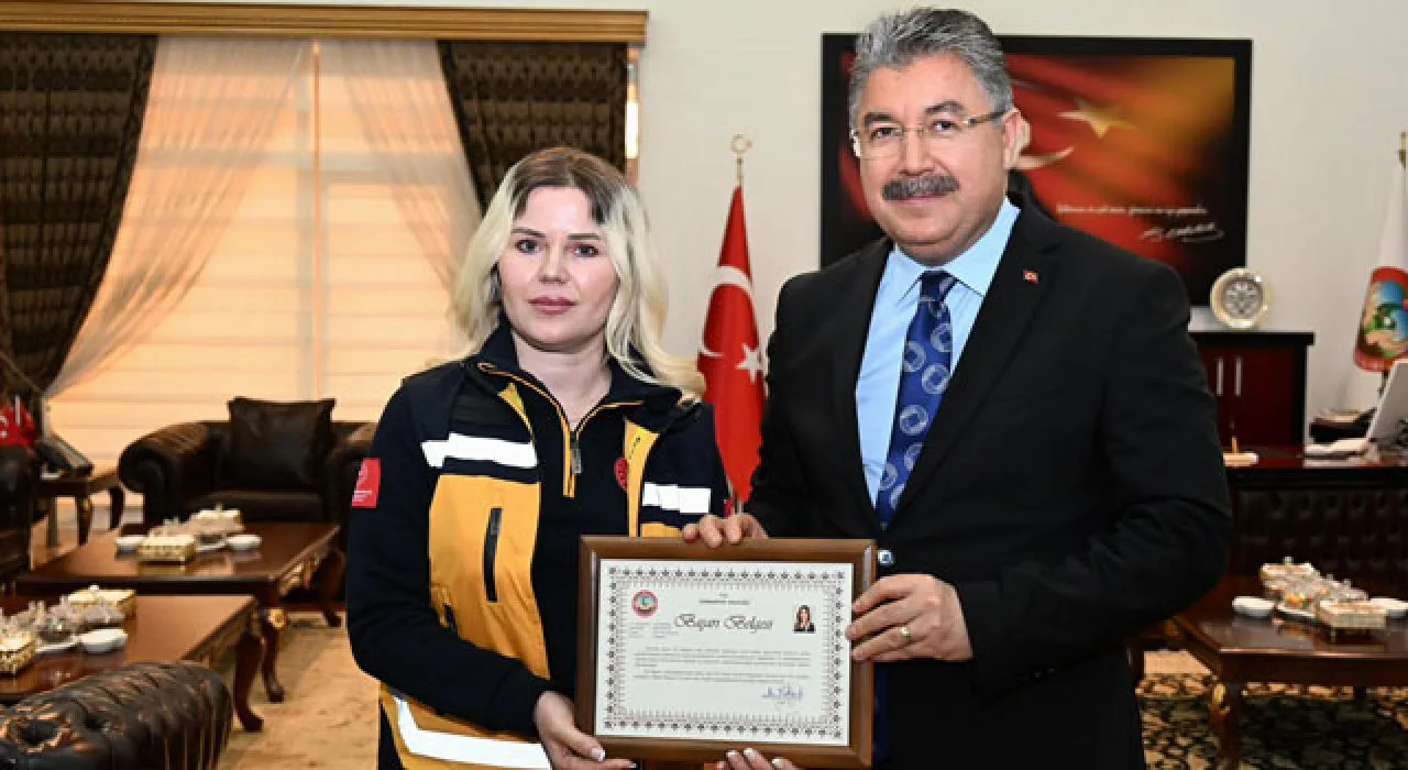 Vali Erdinç Yılmaz’dan 112 Personeline Başarı Belgesi Vali Erdinç Yılmaz’dan 112 Personeline Başarı Belgesi