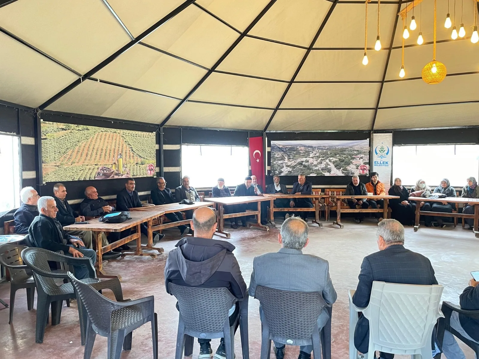 Ellek Beldesinde Umre Yolcuları Dualarla Uğurlandı Ellek Beldesinde Umre Yolcuları Dualarla Uğurlandı