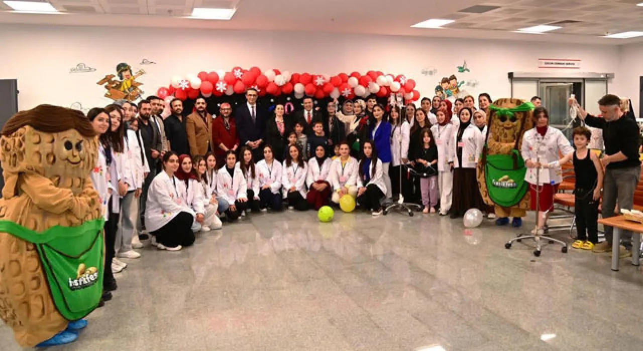Okü, Hastanedeki Çocukların Yeni Yıl Sevincine Ortak Oldu Okü, Hastanedeki Çocukların Yeni Yıl Sevincine Ortak Oldu