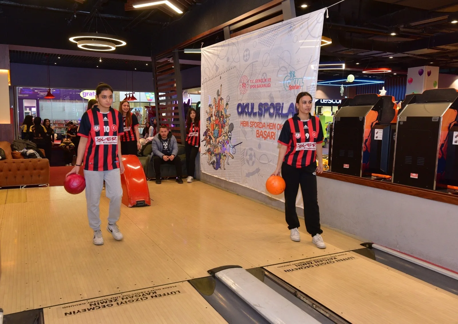 Osmaniye’de Gençler Bowlingde Yarıştı Osmaniye’de Gençler Bowlingde Yarıştı
