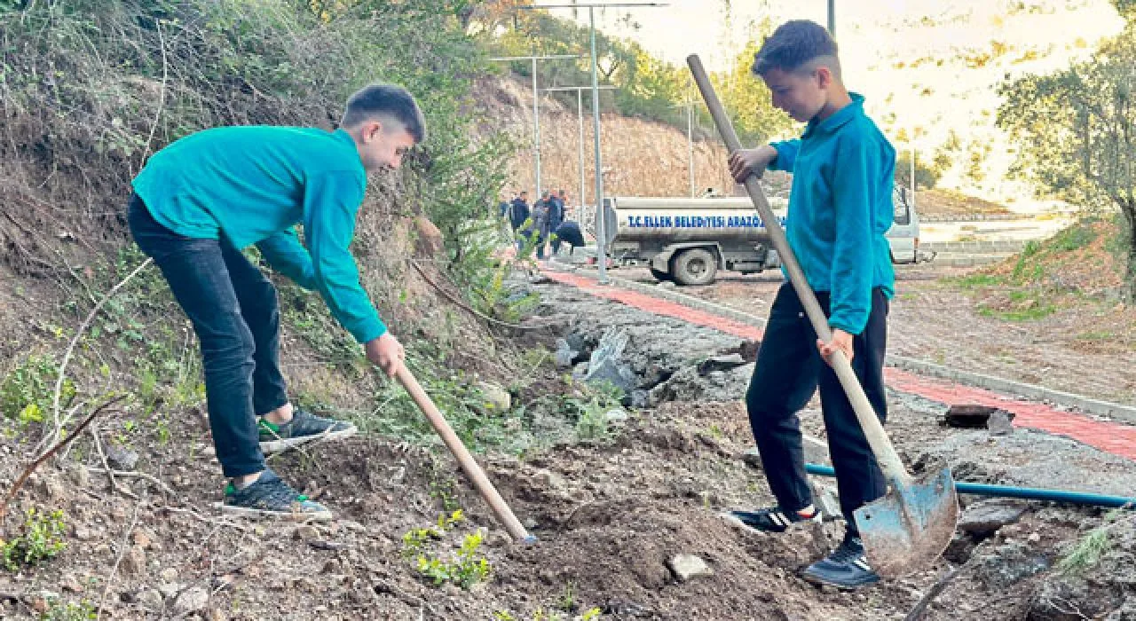 Ellek Beldesinde Öğrencilerle Mesire Alanına Ağaç Dikildi Ellek Beldesinde Öğrencilerle Mesire Alanına Ağaç Dikildi