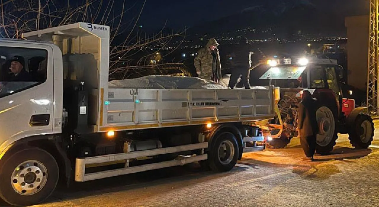 Ellek’te Buzlanmaya Karşı Gece Gündüz Tuzlama Ellek’te Buzlanmaya Karşı Gece Gündüz Tuzlama