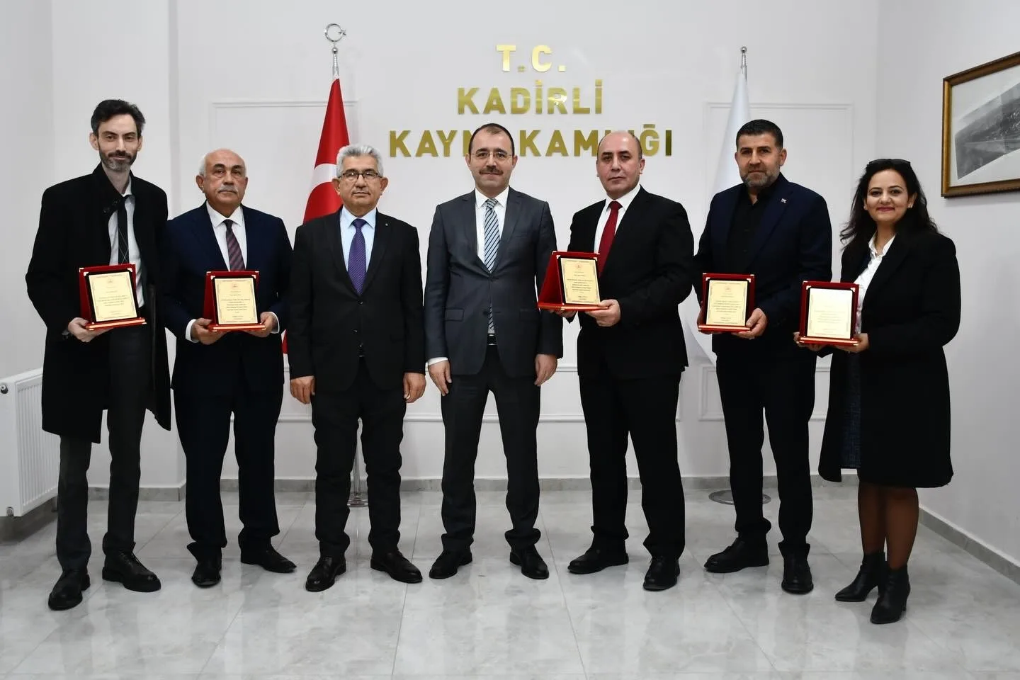 Kadirli’de Eğitime Destek Verenlere Plaket Kadirli’de Eğitime Destek Verenlere Plaket