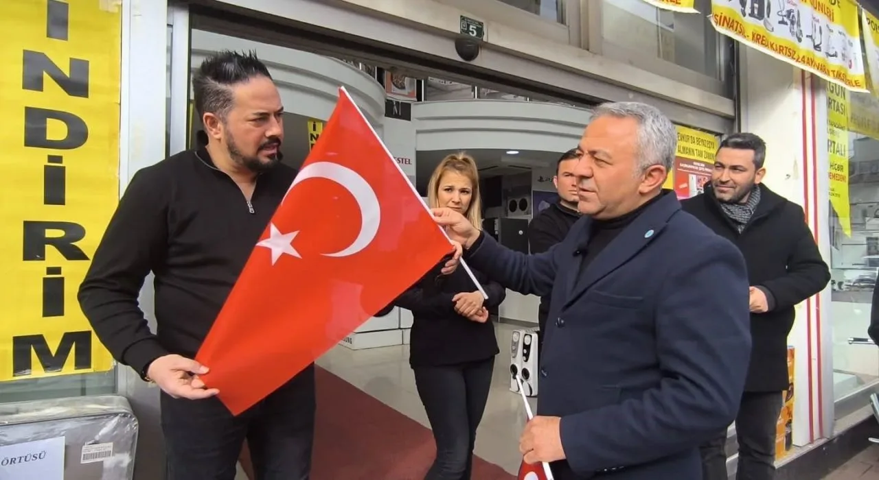 Serat Kılıç: Türk Bayrağı Milletin Onurudur Serat Kılıç: Türk Bayrağı Milletin Onurudur