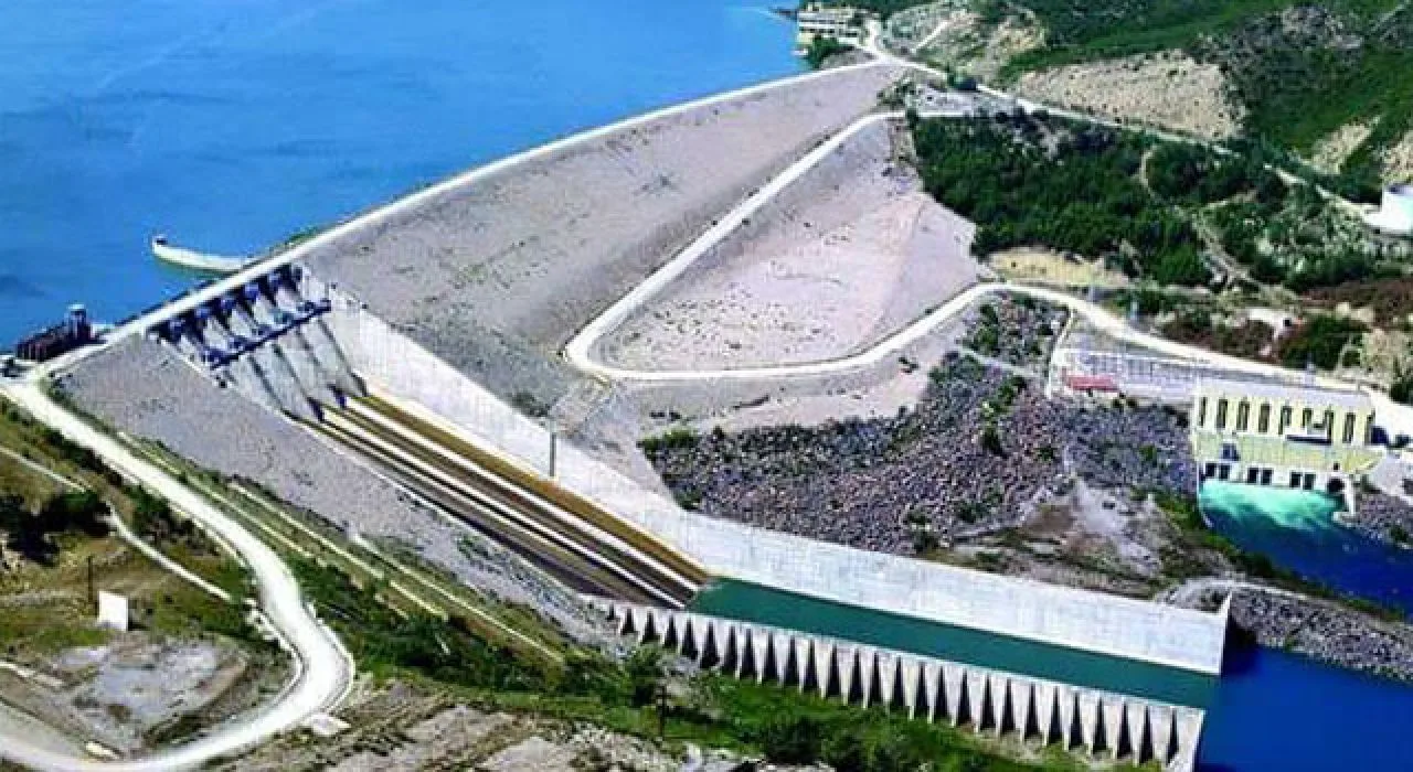 Aslantaş Barajı’nda Kontrollü Su Tahliyesi Aslantaş Barajı’nda Kontrollü Su Tahliyesi