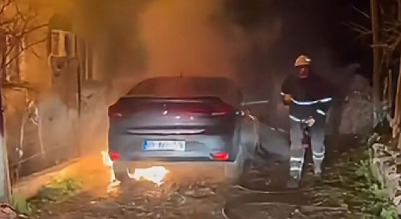 Osmaniye Çona Köyü’nde Park Halinde Araç Yandı Osmaniye Çona Köyü’nde Park Halinde Araç Yandı