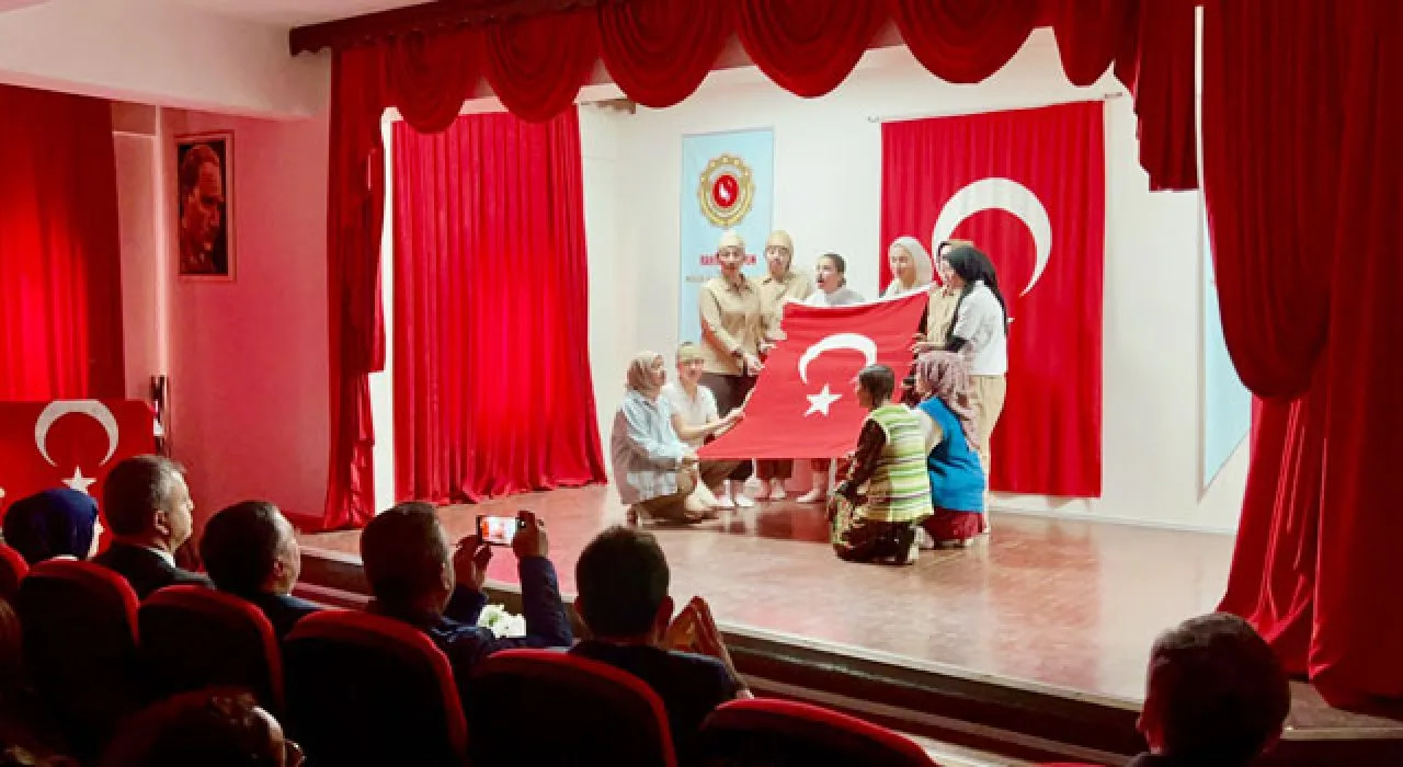 Osmaniye’de Seyit Onbaşı Tiyatrosu Duygulandırdı Osmaniye’de Seyit Onbaşı Tiyatrosu Duygulandırdı