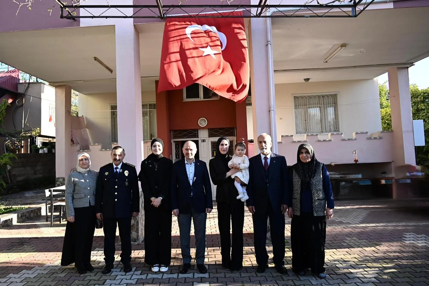 Osmaniye’de Şehit Polis Ailesine Anlamlı Ziyaret Osmaniye’de Şehit Polis Ailesine Anlamlı Ziyaret
