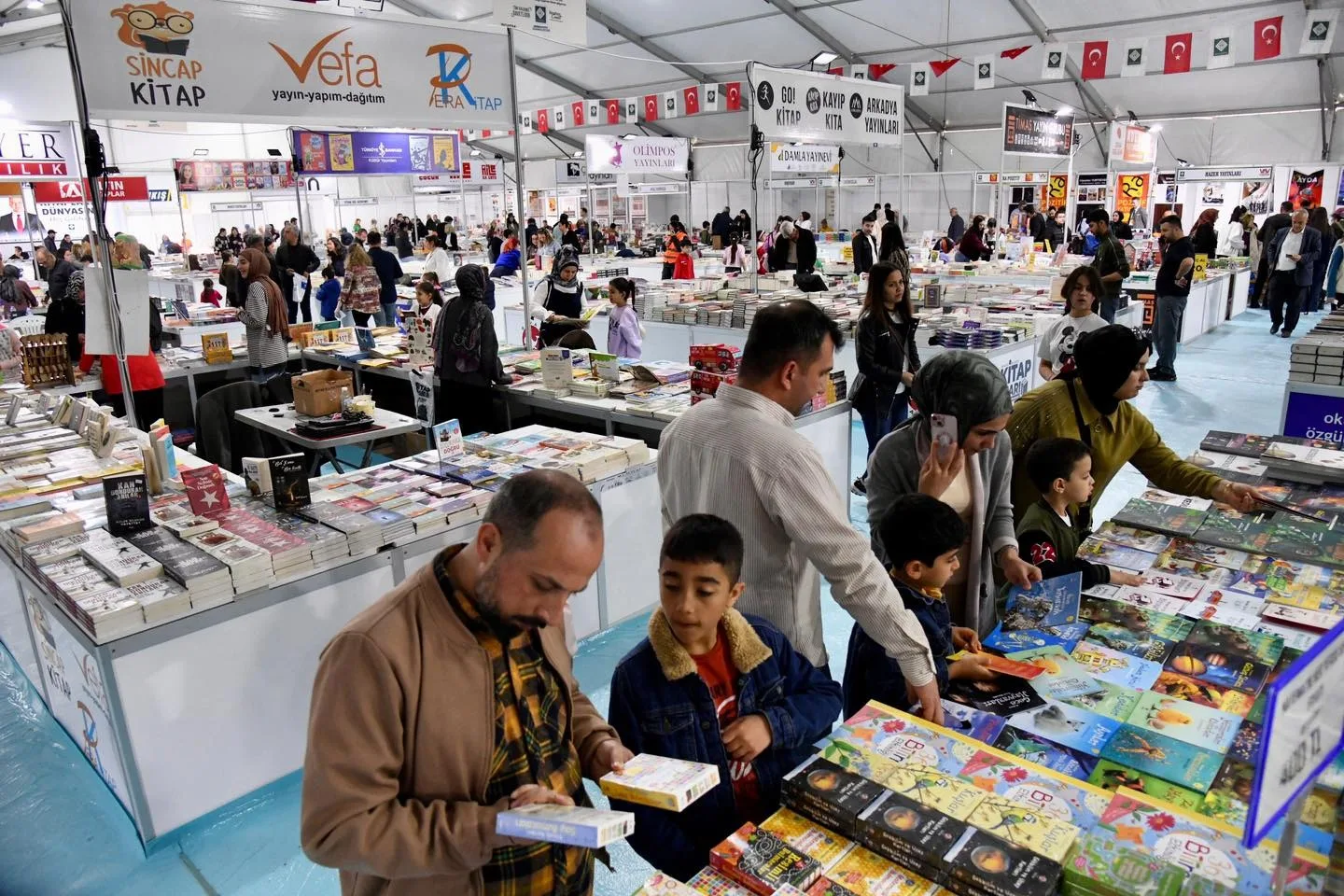 Osmaniye Kitap Fuarı Yoğun İlgiyle Açıldı Osmaniye Kitap Fuarı Yoğun İlgiyle Açıldı
