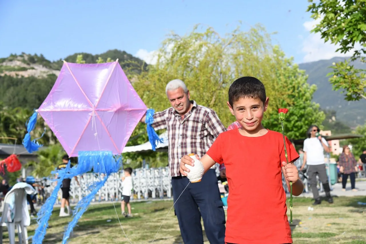 Osmaniye’de Uçurtma Şenliği Coşkusu Yaşandı Osmaniye’de Uçurtma Şenliği Coşkusu Yaşandı