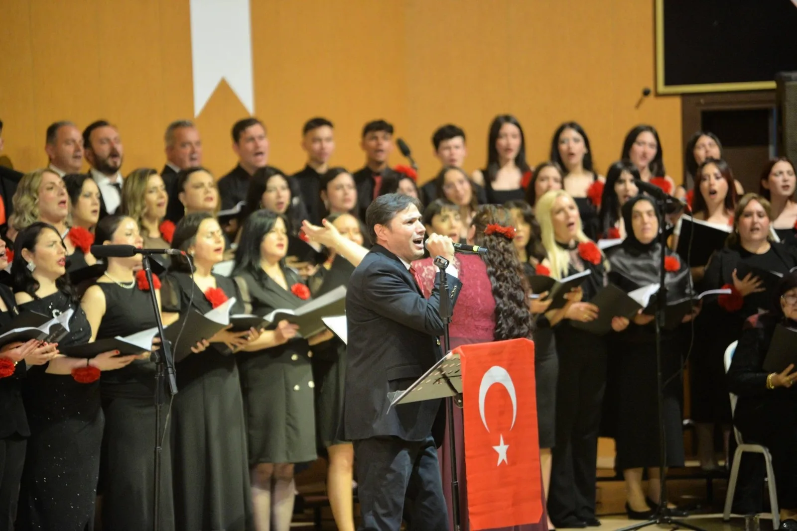 Osmaniye’de “Ezgilerde Vatan” Konseri Beğeni Topladı Osmaniye’de “Ezgilerde Vatan” Konseri Beğeni Topladı
