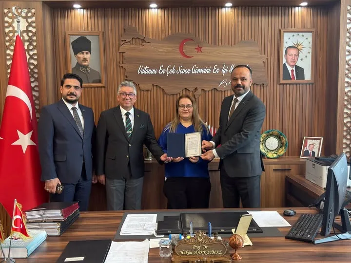 Osmaniye’de Anlamlı Bağışa Plaket Takdimi Osmaniye’de Anlamlı Bağışa Plaket Takdimi