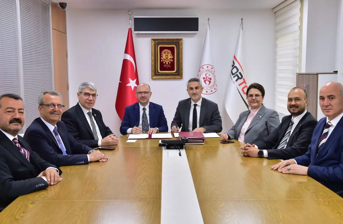 Osmaniye’ye Yeni Spor Yatırımları İçin İmzalar Atıldı Osmaniye’ye Yeni Spor Yatırımları İçin İmzalar Atıldı