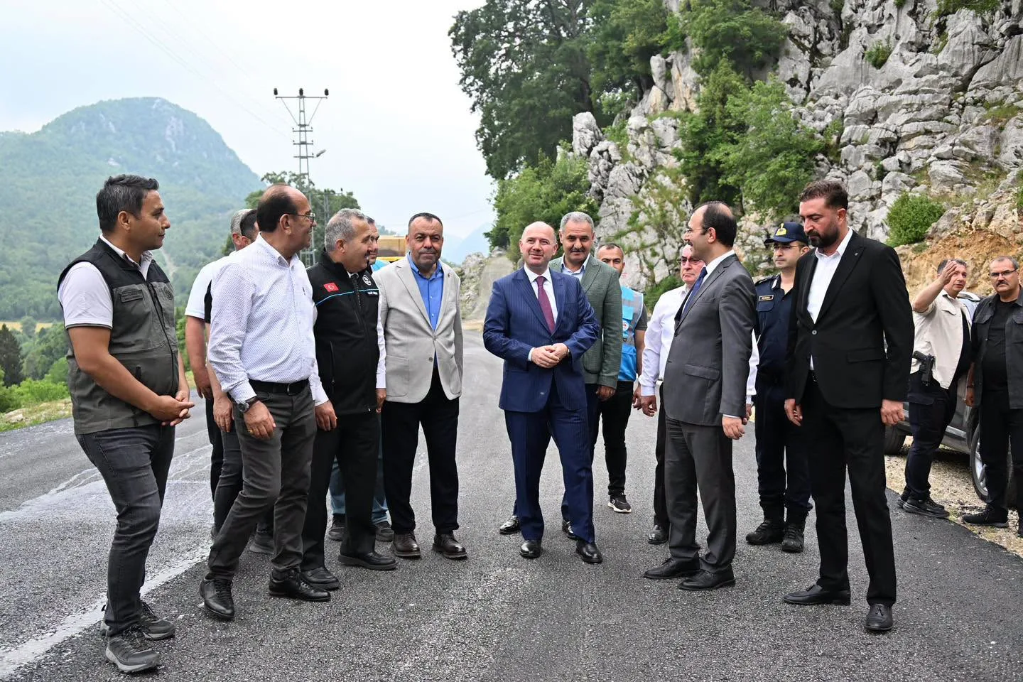 Kadirli’de 10 Kilometrelik Köy Yoluna Sıcak Asfalt Kadirli’de 10 Kilometrelik Köy Yoluna Sıcak Asfalt