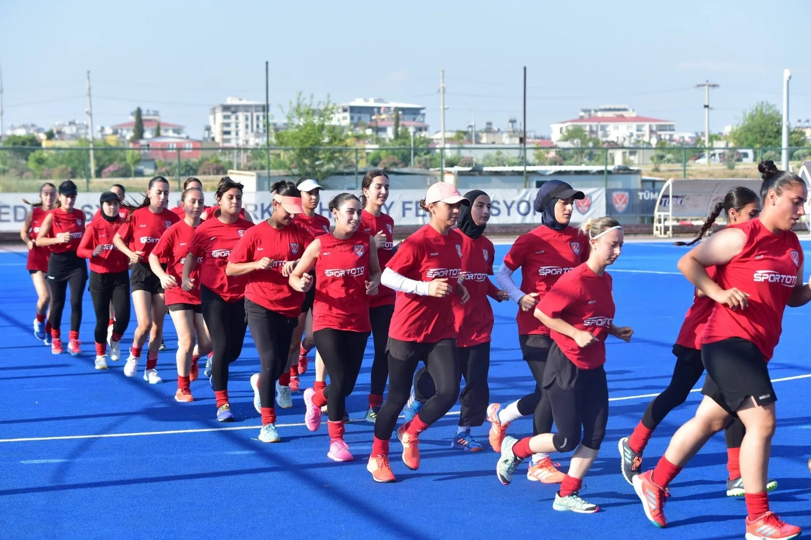 Kadın Hokey Milli Takımı Osmaniye'De Kamp Yapıyor Kadın Hokey Milli Takımı Osmaniye'De Kamp Yapıyor